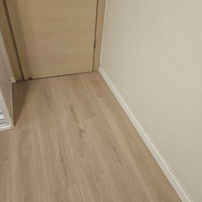 רצפת פרקט ליד דלת עץ בהירה