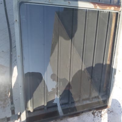 זכוכית עם השתקפות של אדם וצללים