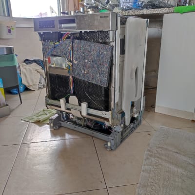 מדיח כלים פתוח עם חוטי חשמל צבעוניים