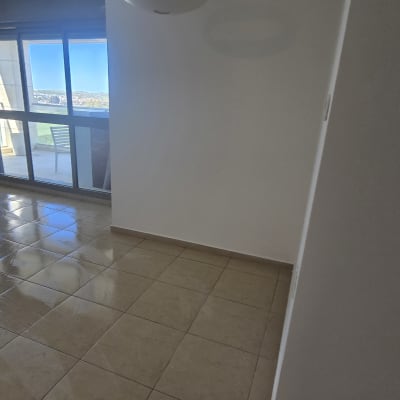 חדר ריק עם קירות צבועים ורצפת אריחים