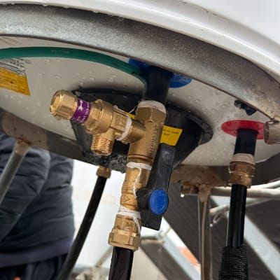 חיבורים וצינורות במערכת דודי שמש