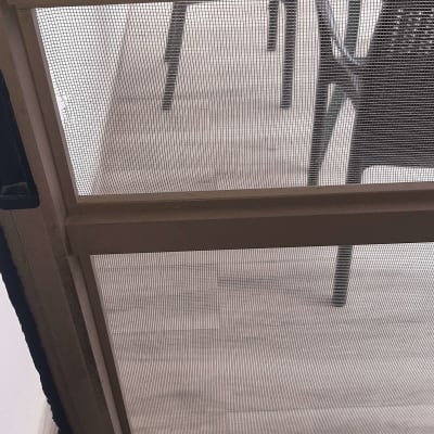 רשת חלון עם מסגרת מתכת חומה