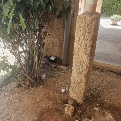 מלכודת מזיקים ליד עמוד ובושם