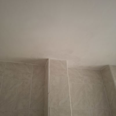 תקרת חדר עם אריחי קרמיקה בהירים