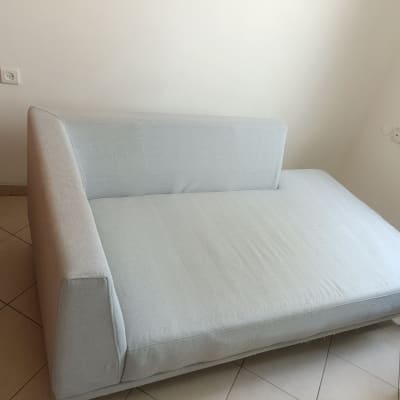 ספה אפורה בחדר עם רצפת אריחים