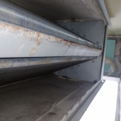 סוללת מזגן עם סימני חלודה ולכלוך