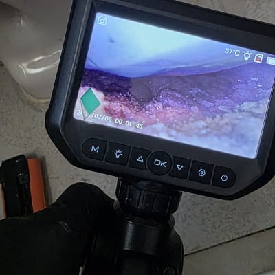 מצלמה תרמית מציגה תמונה של נזילה בקיר