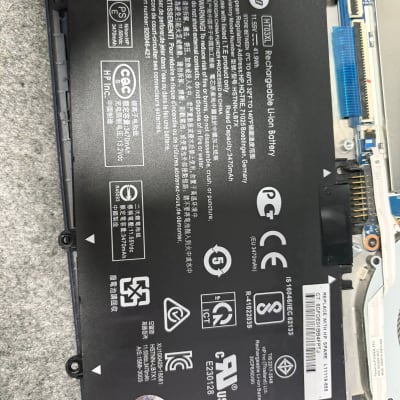 סוללת ליתיום HP במחשב נייד פתוח
