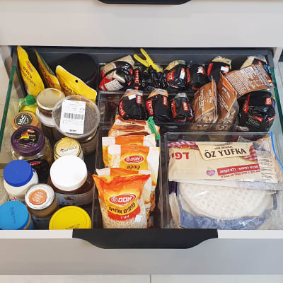 מגירת מטבח מאורגנת עם מוצרי מזון ארוזים