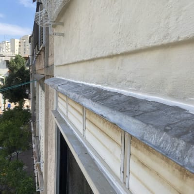 איטום חלון עם חומר איטום לבן