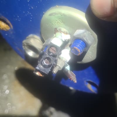 חלקי מתכת וברגים על רקע כחול