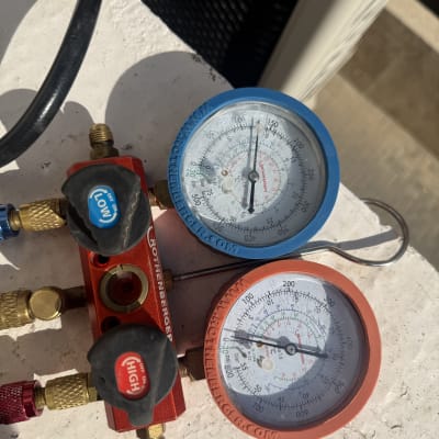 מד לחץ אוויר וכלים לתחזוקת מזגנים