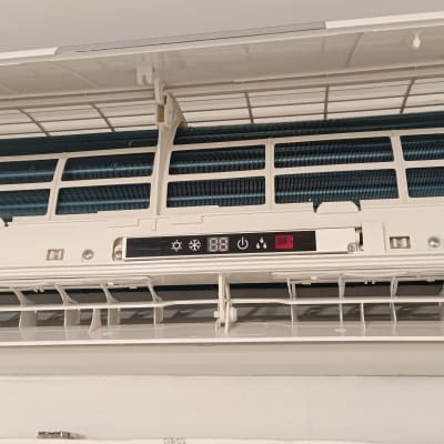 יחידת מיזוג אוויר פתוחה עם מסנן גלוי