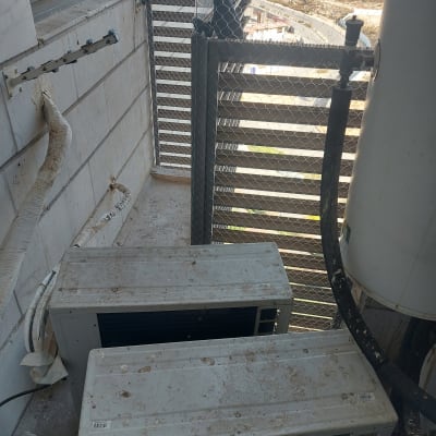 רשת מתכת למניעת כניסת יונים על מרפסת