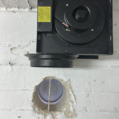 מאוורר תקרה מותקן עם חיבור חשמלי