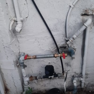 צינורות מים עם ברזים על קיר חיצוני