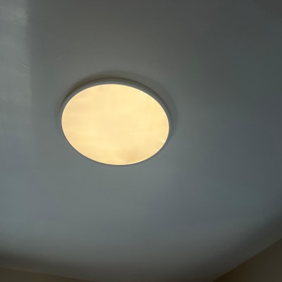 תאורה עגולה על תקרה, קשור לחשמלאי