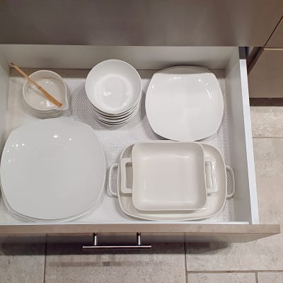 צלחות וקערות מסודרות במגירה במטבח