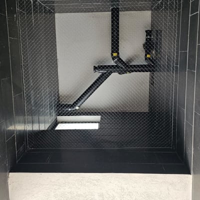 רשת מתכת מותקנת למניעת כניסת יונים לחלל