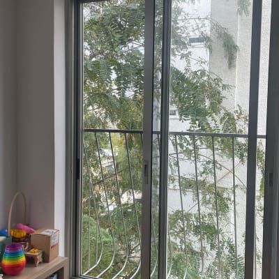 חלון אלומיניום עם סורגי מתכת