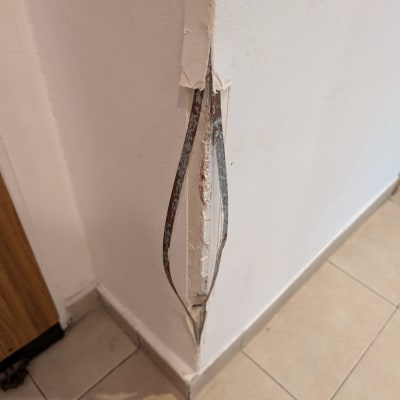 קיר פגום עם מתכת חשופה, מתאים לתיקון שיפוצניק