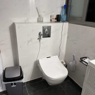 אסלה תלויה בחדר אמבטיה עם אביזרים