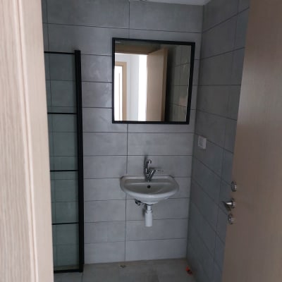 כיור תלוי עם ברז בחדר אמבטיה