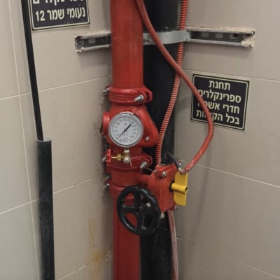 צינור כיבוי אש עם מד לחץ ושלטים