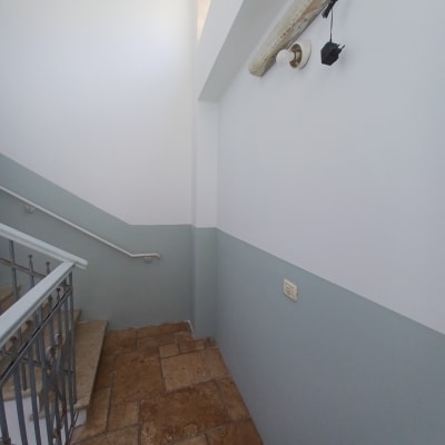 מדרגות עם קיר צבוע ומנורה ישנה