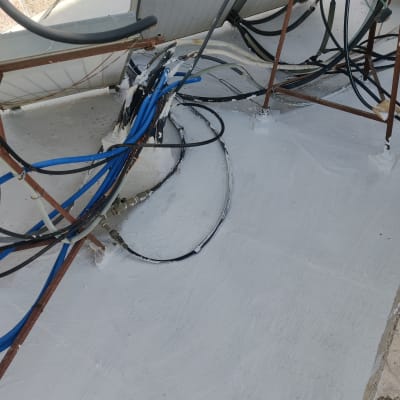 חיבורים אטומים עם חומר איטום לבן על גג