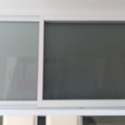 חלון אלומיניום עם זכוכית כהה