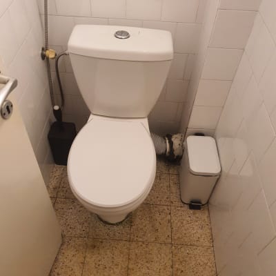 אסלה עם מיכל הדחה וצינור מים