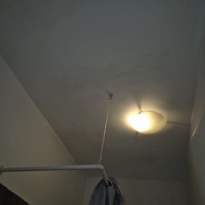 תמונה של תקרה עם מוט וילון ותאורה