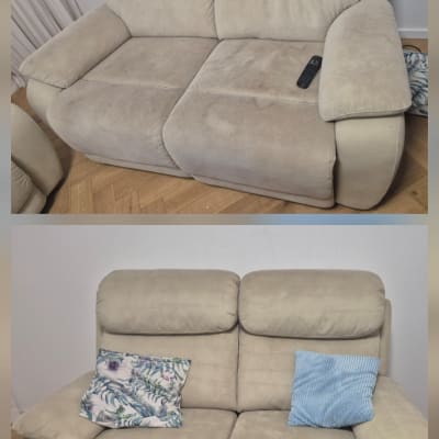 ספה נקייה עם כריות צבעוניות על רצפת עץ