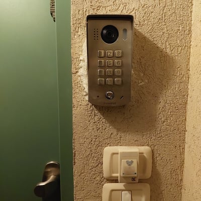 אינטרקום עם מצלמה ומקשים על קיר