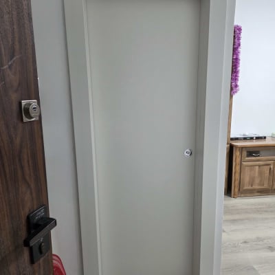 דלת לבנה עם מסגרת עץ בחדר פנימי