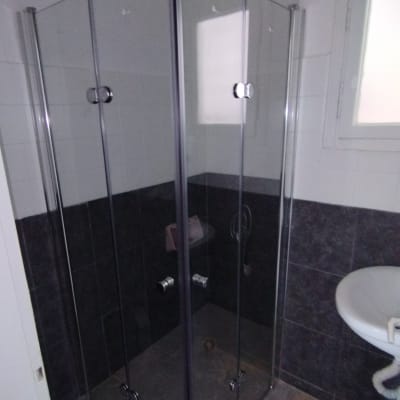 מקלחון זכוכית בחדר אמבטיה עם כיור