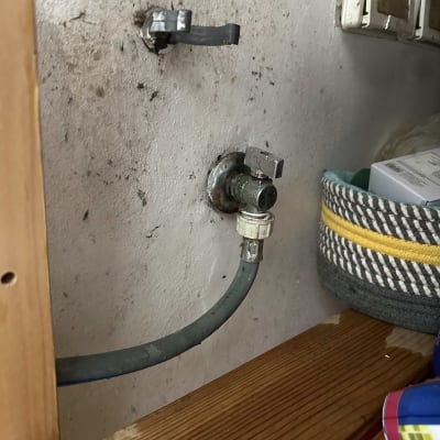 ברז מים עם צינור מחובר לקיר