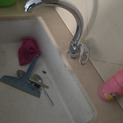 ברז כיור עם כלים וסמרטוט במטבח