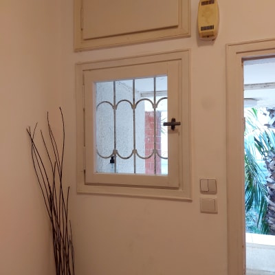 חלון זכוכית עם סורגים מתכתיים