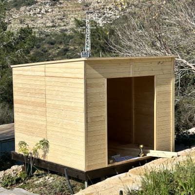 כלי עבודה ליד מבנה עץ בבנייה