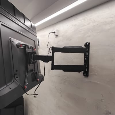 טלוויזיה מותקנת על זרוע מתכווננת על קיר