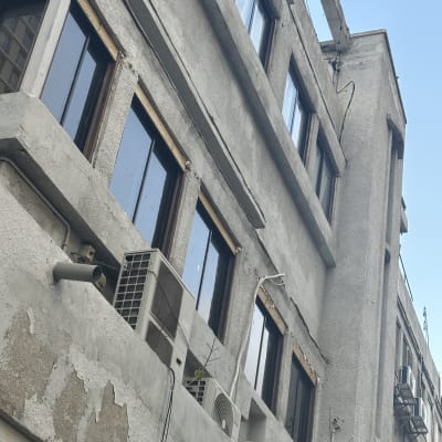 מזגנים מותקנים על קיר חיצוני של בניין ישן