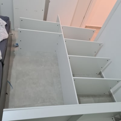 הרכבת ארון לבן עם מדפים וחיבורים