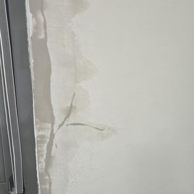 קיר עם סימני רטיבות ליד חלון
