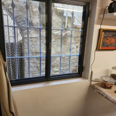 חלון עם סורגים