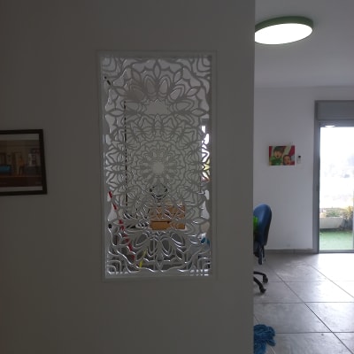 מחיצה דקורטיבית מגבס עם דוגמה פרחונית