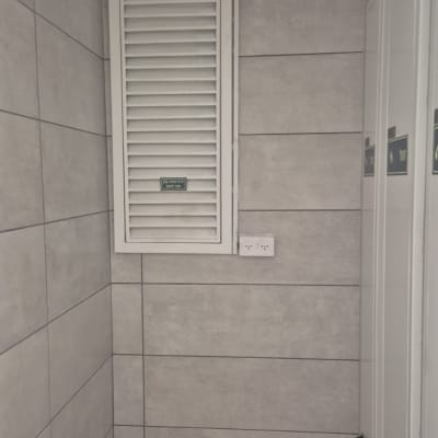 שקעי חשמל על קיר אריחים אפור