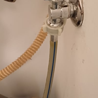 ברז וצינורות במערכת אינסטלציה