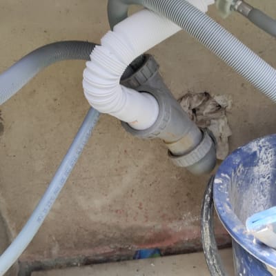 צינור ניקוז מתחת לכיור עם חיבורים